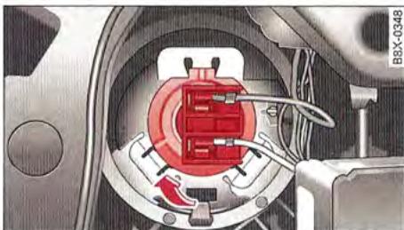 AUDI A1 2010 - Remplacement de l'ampoule des feu des croisement - 1