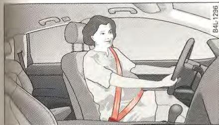AUDI Q5 2012 PARTIE1 - Bouclage de la ceinture trois points et positionnement de la sangle recommandé pour les femmes enceintes - 1