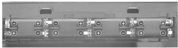 ROLAND FR-18 D BK - Installer et extraire des piles - 2