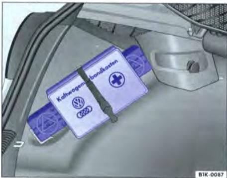 VOLKSWAGEN GOLF 5 - Boite de premiers secours et triangle de présignalisation - 1