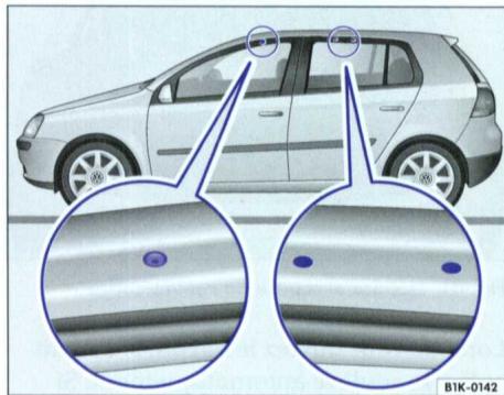 VOLKSWAGEN GOLF 5 2005 - Reprises pour fixation des supports de base pour garie portebagages - 2