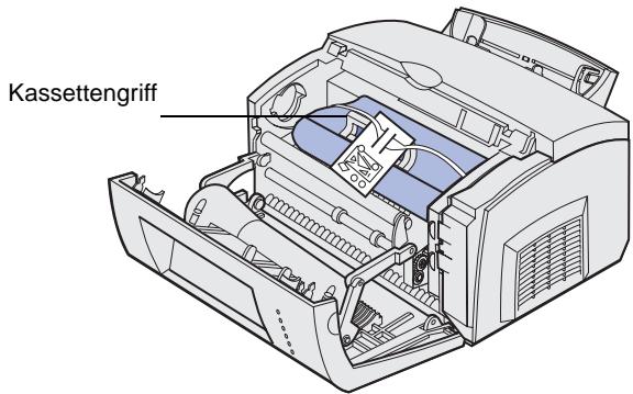 LEXMARK E220 - Entfern der Druckkassettenverpackung - 2