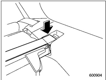 SUZUKI FORESTER - Pour remettre l'ensemble rideau et enrouleur - 2