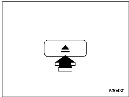 SUZUKI FORESTER - Pour ejecter les CD du lecteur (type a) - 1
