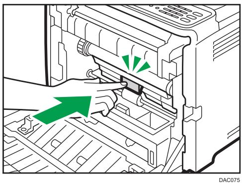 RICOH SP C250SF - Maintenez le centre de la nouvelle cartouche de toner usage, puis insérez-la avec précaution à moitié dans le corps de l'appareil. - 3