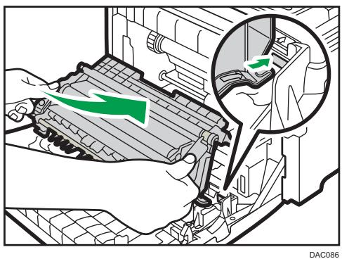 RICOH SP C252SF - Maintenez le centre de la nouvelle cartouche de toner usage, puis insérez-la avec précaution à moitié dans le corps de l'appareil. - 4
