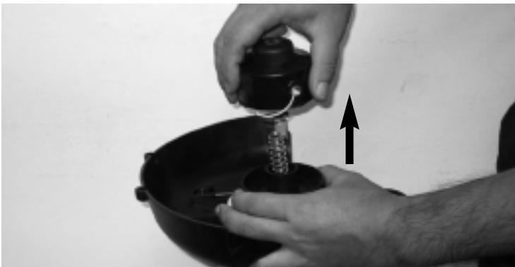 MCCULLOCH MCT2027 - 5-1. SUSTITUCION DEL CARRETE DEL CABLE DE NYLON - 2