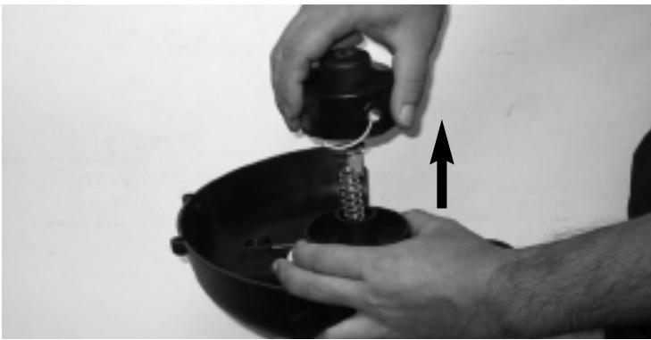 MCCULLOCH MCT2027 - 5-1. REMPLACEMENT DE LA BOBINE DE FIL DE NYLON - 2