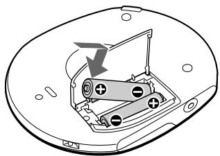SONY D-CJ501 - Inserte dos pilas LR6 (tamaño AA) de forma que la polaridad ⊕ coincida con la del diagrama del compartimiento de las mismas. - 1
