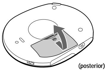 SONY D-CJ501 - Abra la tapa del compartimiento de las pilas. - 1