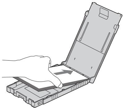 SONY DPP-FP95 - Insérez du papier d'impression dans le magasin à papier. - 1
