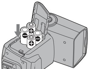 SONY HVL-F42AM - Insert the batteries in the battery chamber as in the diagram. - 1