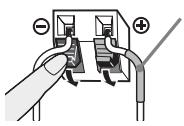 SONY DAV-DZ330 - Schließen Sie das Lautsprecherkabel mit der farbigen Kabelschlaufe an ⊕ und das Lautsprecherkabel ohne farbige Kabelschlaufe an ⊖ an. - 1