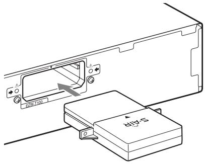 SONY WAHT-SBP2 - Inserte el transmisor inalámbrico en la ranura de la unidad principal S-AIR. - 1