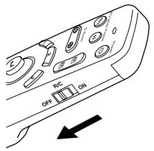EPSON EMP-800 - Mettez la télécommande hors tension (interrupteur r/c de la télécommande sur OFF). - 1