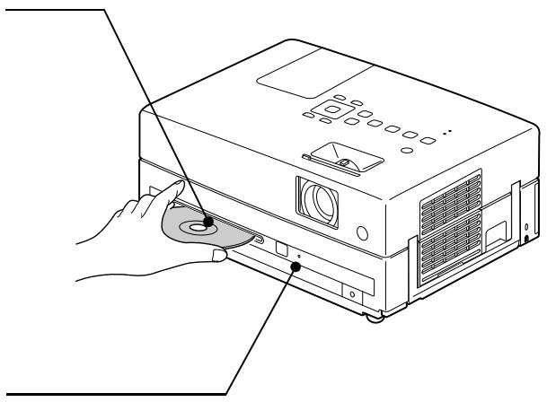 EPSON EH-DM3 - Insérez le disque dans la fente en orientant l'étiquette vers le haut. - 1