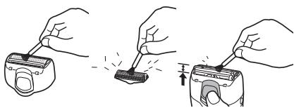PANASONIC ER-GK40 - Cleaning with the brush - 1