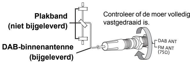 Plakband (niet bijgeleverd) DAB-binnenantenne (bijgeleverd) Controleer de moer volledig vastgedraaid is. DAB ANT FM ANT (75Ω)