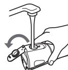 PANASONIC EW1411 - Ouvrez le couvercle du réservoir d'eau, maintenir à niveau l'appareil principal et remplir le réservoir d'eau. - 1