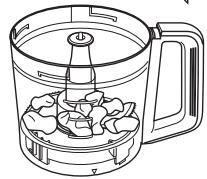 Diagram showing a hand using a lid to press down a cup into a blender, illustrating the process of cleaning or packaging.
