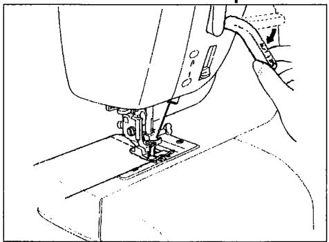 SINGER SYMPHONIE 500 - Abaissez le levier coupe-fil. - 1