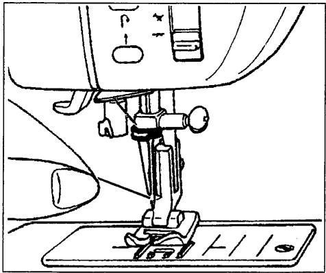 SINGER SYMPHONIE 500 - Tenez le fil d'aiguille de la main gauche et tournez le volant a main vers vous jusqu'à ce que l'aiguille entre dans la plaque. - 1
