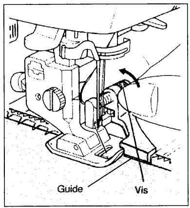 SINGER SYMPHONIE 500 - Comment ajuster le guide du pied presseur pour point invisible - 4