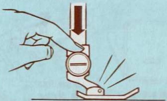 SINGER STARLET 496 - Pour changer les pieds presseurs - 2