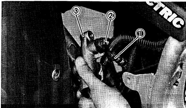 YAMAHA YFM350J - Étapes de la dépose du piston d'étrier: - 2