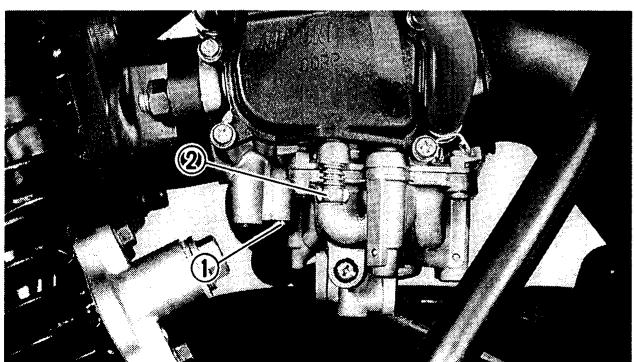 YAMAHA YFM350J - Vis de ralenti: dévisser de 2 tours. - 1