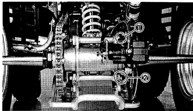 YAMAHA YFM350J - Étapes de la mesure de la flèche de la chaîne de transmission: - 2