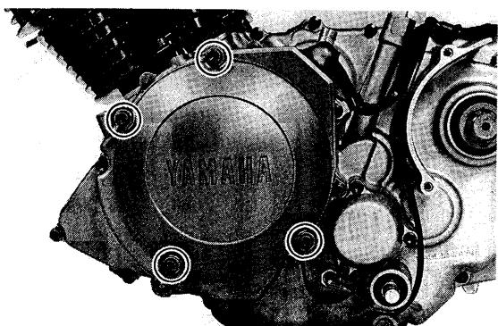 YAMAHA YFM350J - Dépose du moteur - 4
