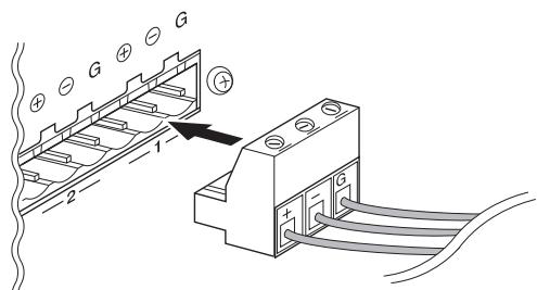 YAMAHA DME4IO-ES - Serrez correctement les vis de la borne. - 1