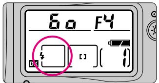 NIKON F80 - Pressez la commande d'ouverture du flash pour libérer le flash. le flash se recharge automatiquement. - 2