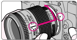 NIKON F80 - Mettez l'appareil hors tension et montez l'objet sur le boîtier. - 2