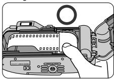NIKON LITE TOUCH ZOOM 130ED-QD - Ziehen Sie den Filmanfang bis zur roten Markierung im Filmfach hinüber. - 2