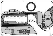 NIKON LITE TOUCH ZOOM 130ED-QD - Tirez l'amorce du film jusqu'au repère de positionnement rouge à l'intérieur du compartiment à film. - 2