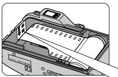 NIKON LITE TOUCH ZOOM 130ED-QD - Chargez un film. (p. 104) Tirez l'amorce du film jusqu'au repère de positionnement rouge à l'intérieur du compartiment à film. - 1
