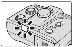 NIKON SB-R200 - Remplacement de la pile - 2