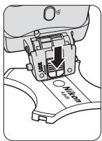 NIKON SB-R200 - Installé la pile dans le SB-R200 comme indiqué à l' étape N° 3 de « Procedures du mode flash macro ». (p. 30) - 2