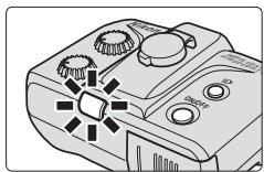 NIKON SB-R200 - Si le témoin de disponibilité rouge clignote immédiatement après la prise de vue - 1