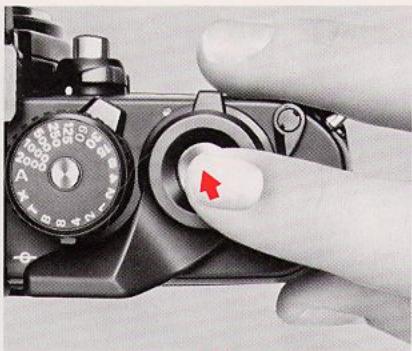 NIKON F3 HIGH-EYEPOINT - Poussez le commutateur d'alimentation ① jusqu'à découvertir le point rouge ⑤. - 1