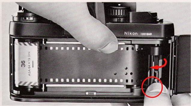 NIKON F3 HIGH-EYEPOINT - Mettez le film en place. - 1
