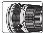 NIKON AF-S NIKKOR 300MM F-2.8G ED VR II - Interruttore di selezione dell'azionamento della messa a fuoco e tasto di azionamento della messa a fuoco (Vedere p. 118 per le fotocamere compatibili.) - 2