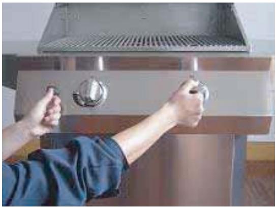 AEG-ELECTROLUX FD26LKEC - Allumage du barbecue à l'aide de l'allumeur électronique - 1