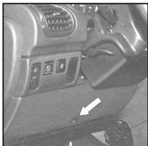 PEUGEOT 206 - Boîte à fusibles planche de bord - 1
