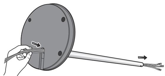 PIONEER CP-ST100 - Inclinare la base su di un lato e far passare i fili dei diffusori nel foro del basamento della base e attraverso il tubo di supporto. - 1