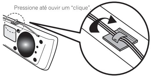 PIONEER HTP-SLH600 - Coloque as guias dos fios fornecidas no topo do aparelho tal como ilustrado e faça passar o cabo atraves das guias. - 1