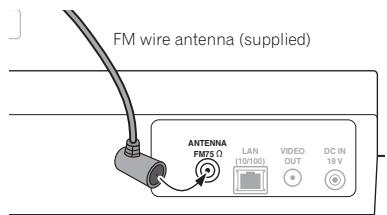 PIONEER X-SMC3-S - Connecting the FM antenna - 1