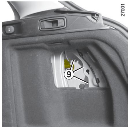 RENAULT LAGUNA 2.0 dCI - FEUX ARRIÈRE : remplacement des lampes (suite) - 3
